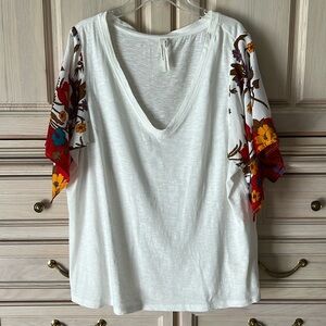 Floral sleeve V-neck top